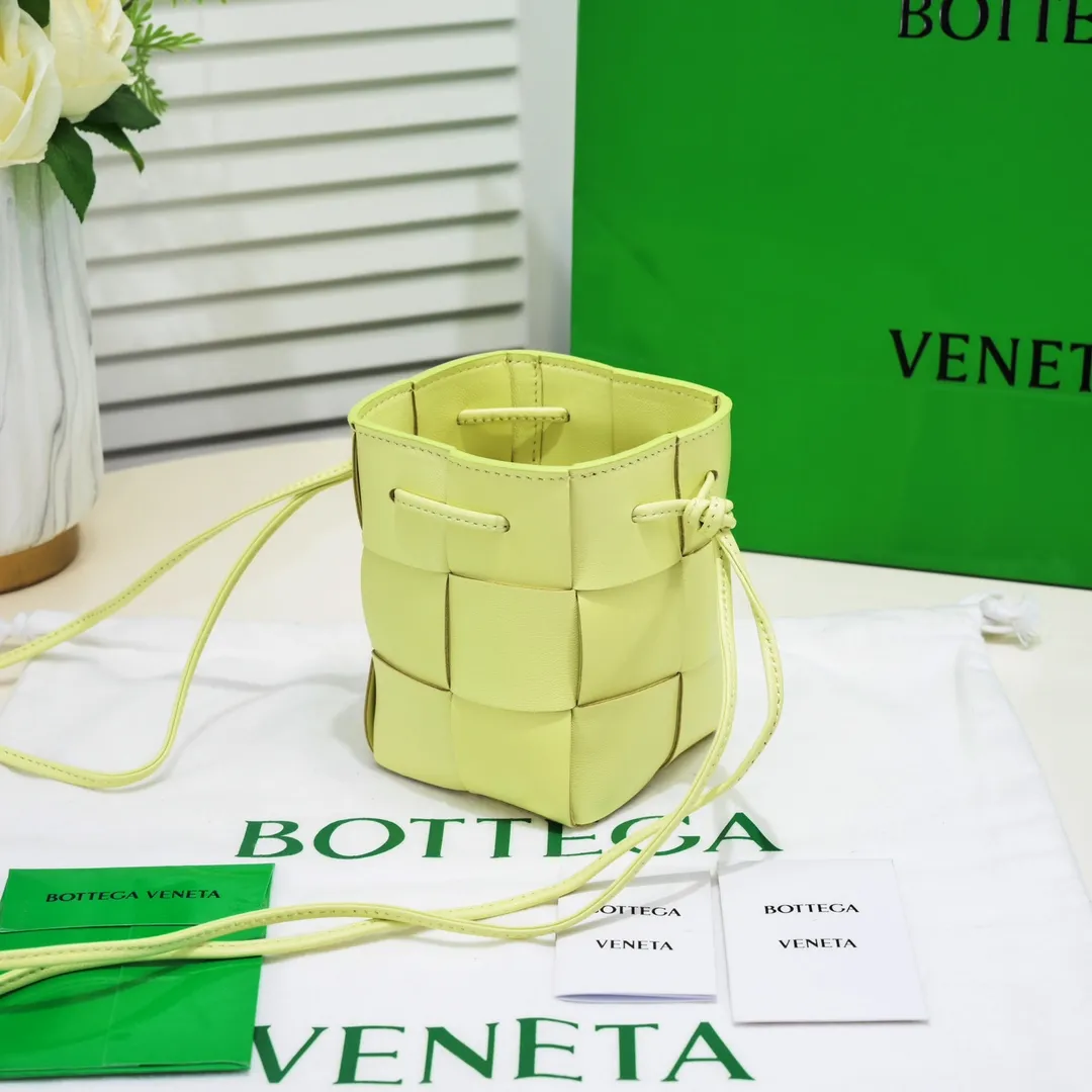 Small lemon yellow 🔻Bottega veneta* new woven small bucket bag latest series# The square bag shape is matched with classic woven elements, drawstring design, minimalism, and has a very large capacity. Every color is beautiful, it is simple and elegant but has a cool style. It can be used by both men and women, and the upper body is fashionable and classy! Style number: 6611# Large size: 14*9*9cm